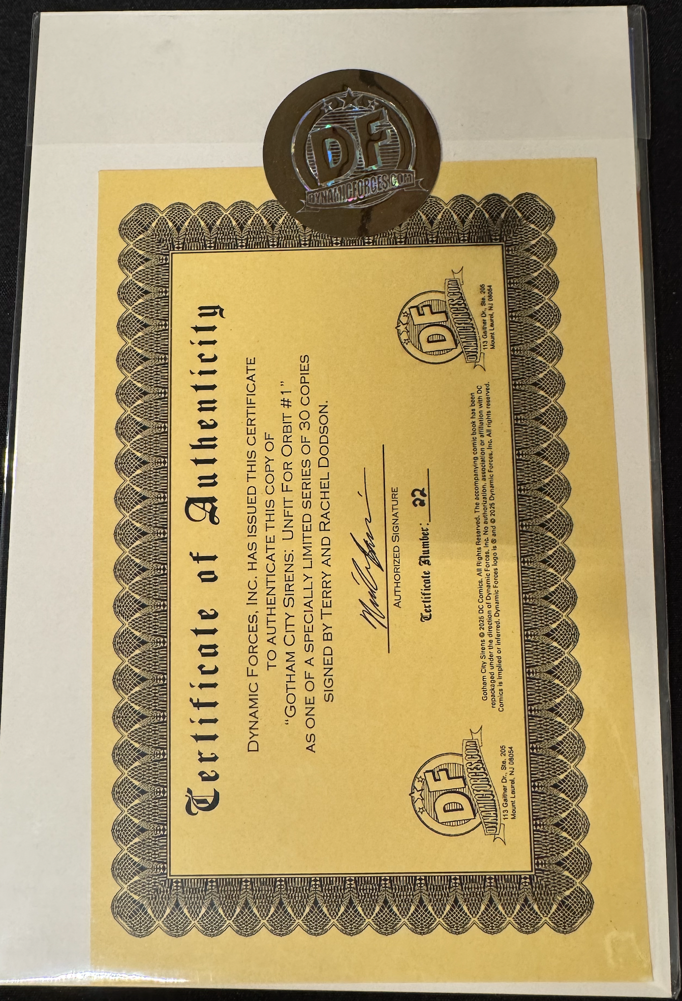 DF GOTHAM CITY SIRENS UNFIT FOR ORBIT #1 SIGNED BY TERRY AND RACHEL DODSON (Limit 1 Per Customer) (rel:11/26)